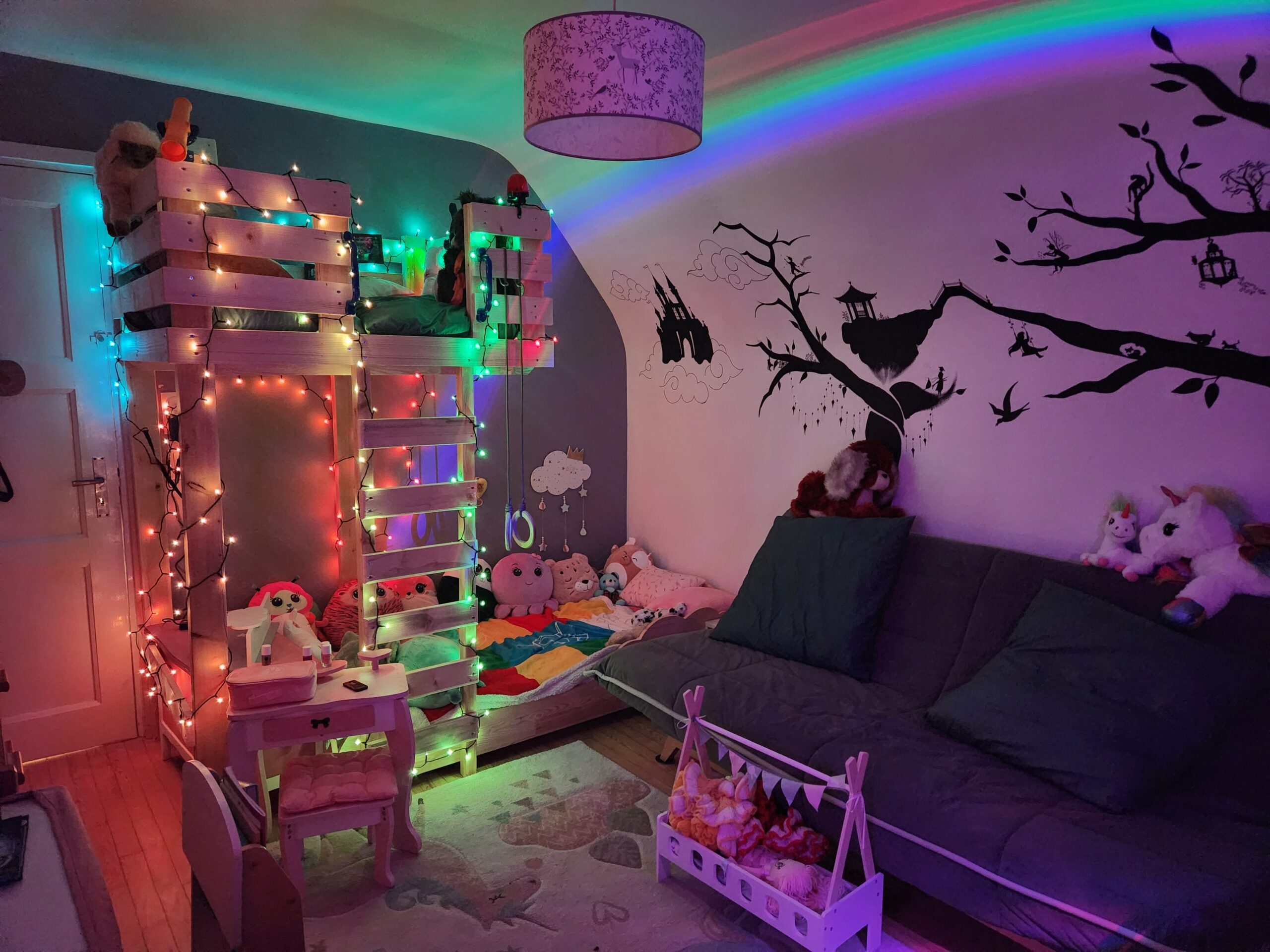 Aménagement d’un lit sur mesure en bois avec création d’un espace à l’étage supérieur