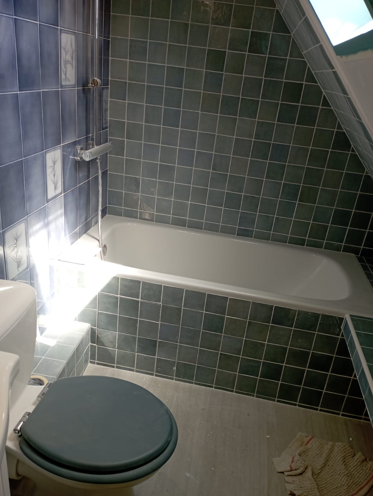 Rénovation d’une petite salle d’eau avec toilettes